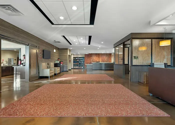 Best Western Plus Lakeview Hotel